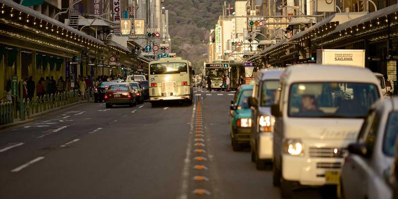 多云与混合云网络架构实战：编程资源高效配置与网络安全成本优化